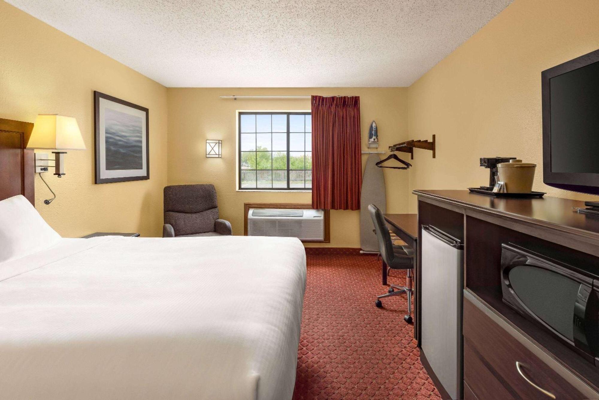 Hotel Baymont By Wyndham Cedar Rapids Zewnętrze zdjęcie