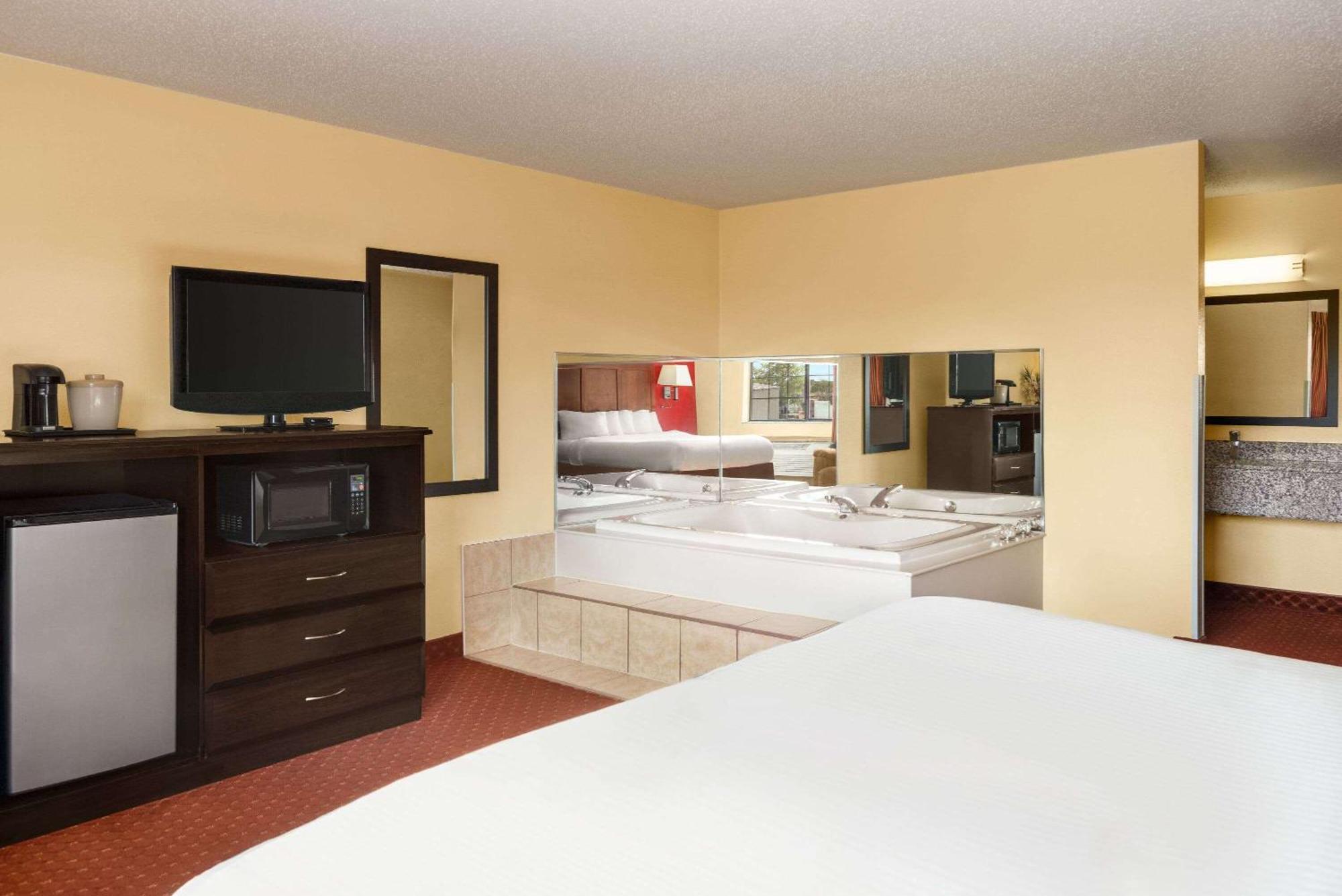 Hotel Baymont By Wyndham Cedar Rapids Zewnętrze zdjęcie