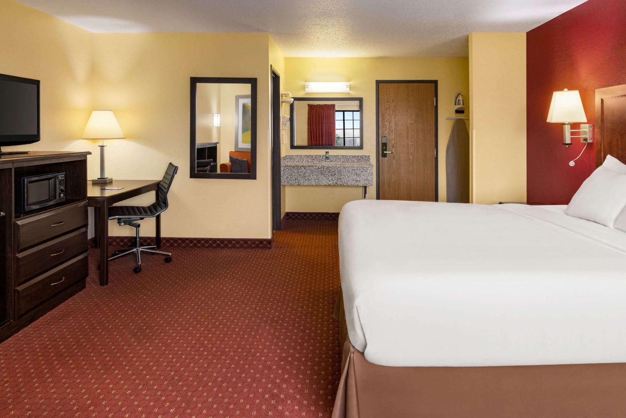 Hotel Baymont By Wyndham Cedar Rapids Zewnętrze zdjęcie