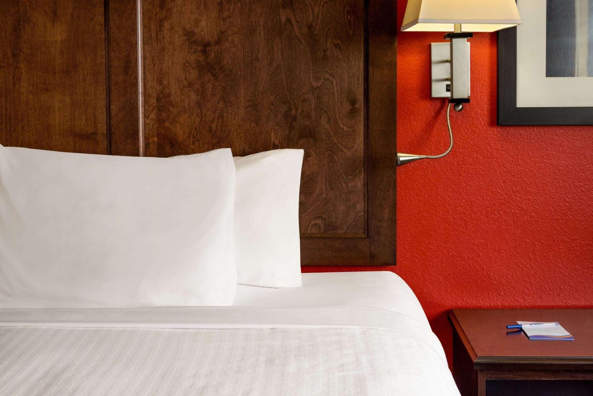 Hotel Baymont By Wyndham Cedar Rapids Zewnętrze zdjęcie