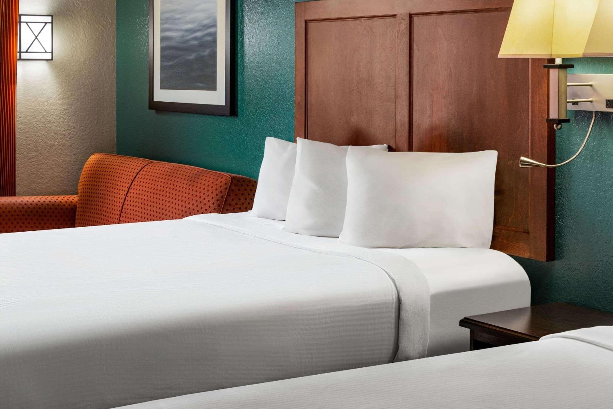 Hotel Baymont By Wyndham Cedar Rapids Zewnętrze zdjęcie