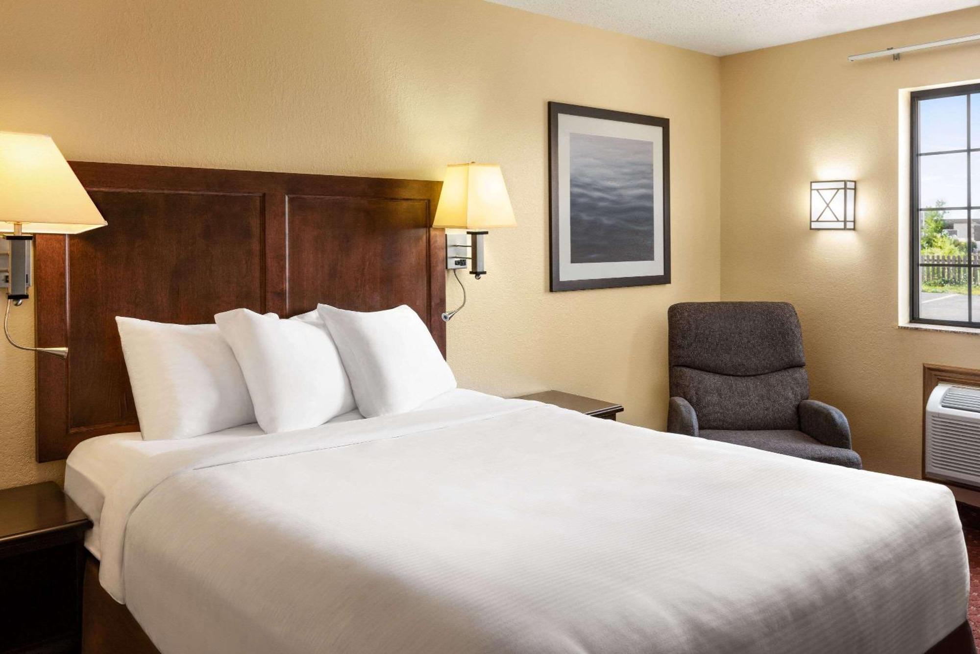 Hotel Baymont By Wyndham Cedar Rapids Zewnętrze zdjęcie